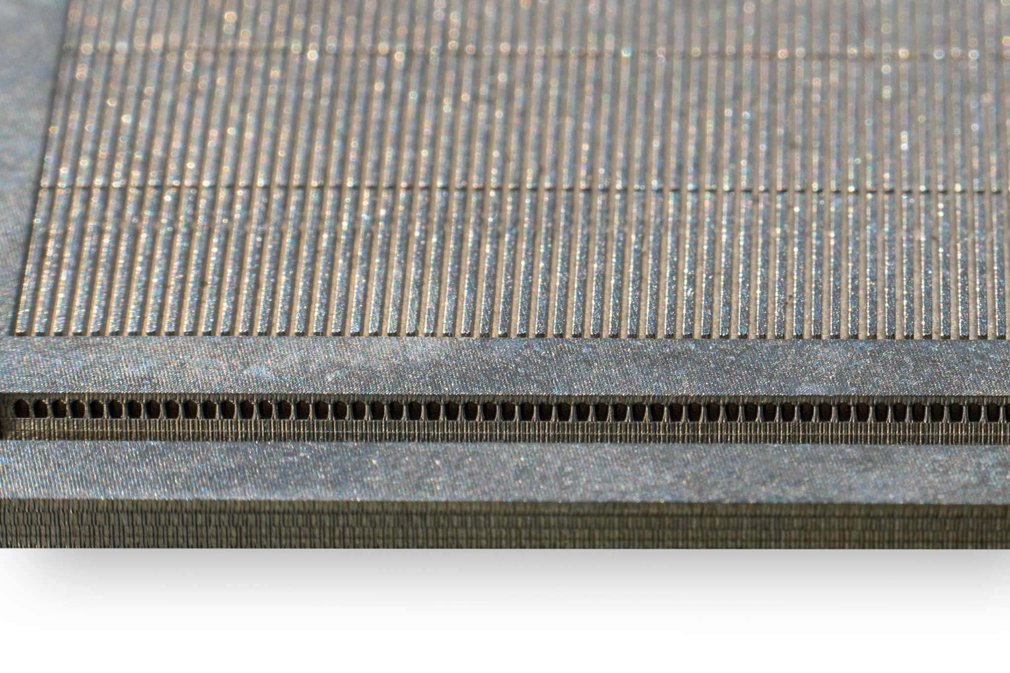 Auf zwei Seiten der Wasserstofftrennplatte sind die Ausgänge der mikropräzisen Kanäle sichtbar