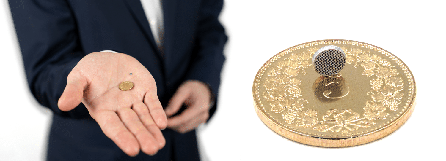 Mit 3D Siebdruck gefertigte Mikrofilter im Vergleich mit einer kleinen Münze