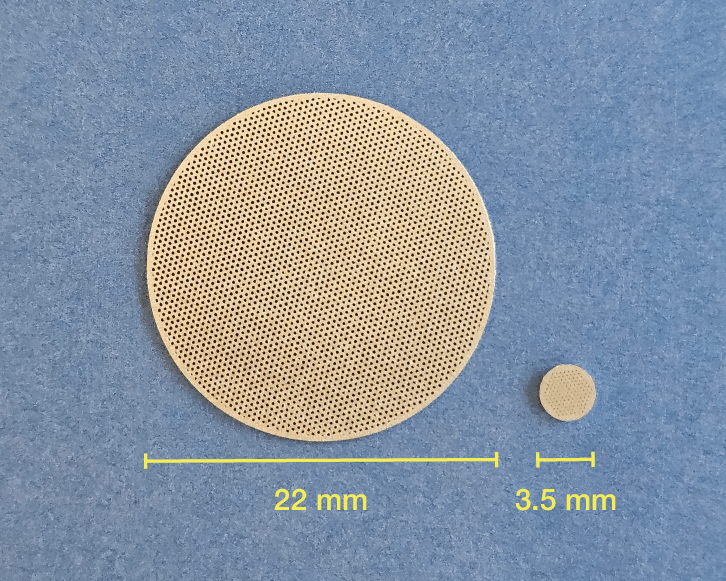 Das Bauteil mit einem Durchmesser von 3,5 mm ist der Mikrofilter, der in Emissionskontrollsystemen verwendet wird. Das zweite ist ein Musterteil, um eine grössere Anwendung zu zeigen.